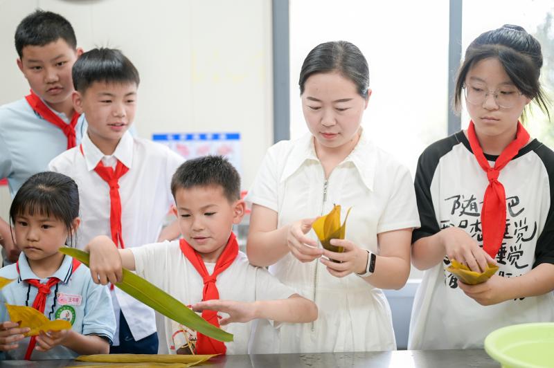 浓情迎端午 粽香满校园——九华山风景区中心学校关工委开展留守儿童包粽子活动