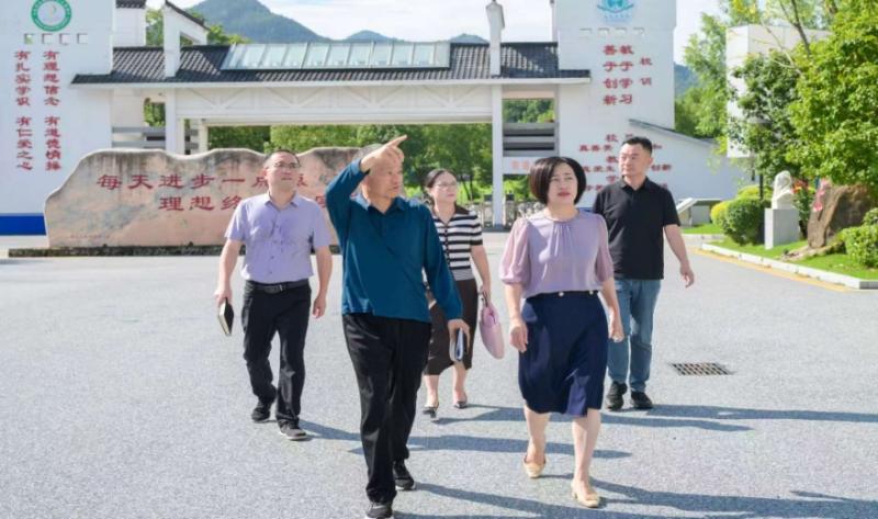 燕丽同志调研九华山风景区中心学校“三名工作室及劳模创新工作室”建设运行情况